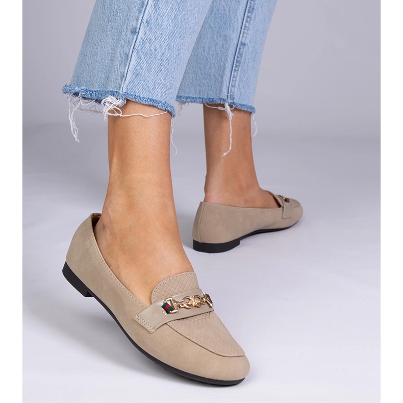 Plăceri maroniți cu un finisaj mat cu o decorare aurie 1 Plăceri maroniți cu un finisaj mat cu o decorare aurie 1