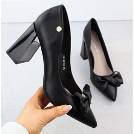 Pompe pentru femei pe un post decorativ cu un arc Vinceza negru 62104 1