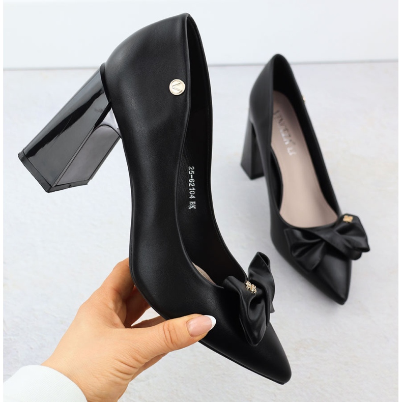 Pompe pentru femei pe un post decorativ cu un arc Vinceza negru 62104 1