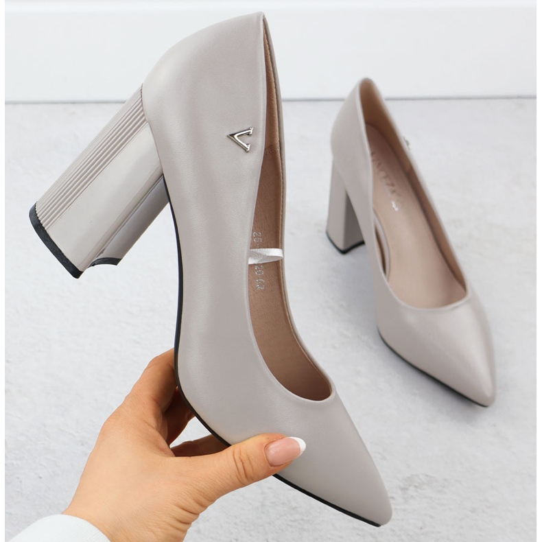 Pompe de femei pe un pilon decorativ gri Vinceza 62220 1