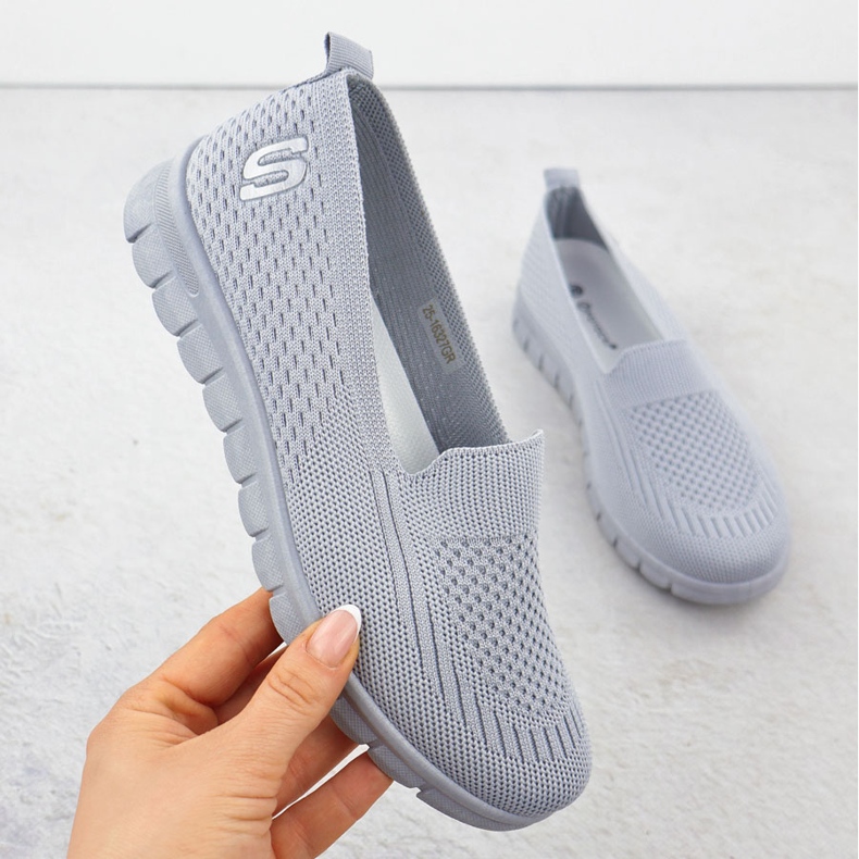 Pantofii sport pentru femei alunecați gri Potocki 16327 1 Pantofii sport pentru femei alunecați gri Potocki 16327 1