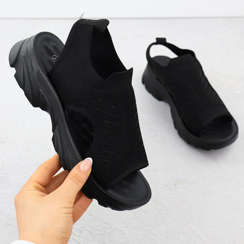 Sandale pentru femei construite -în Black Potocki până la 90302 negru 1