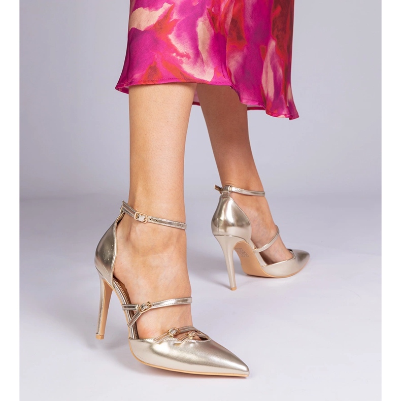 Pompe de aur pe un călcâi înalt fixat în jurul gleznei 1