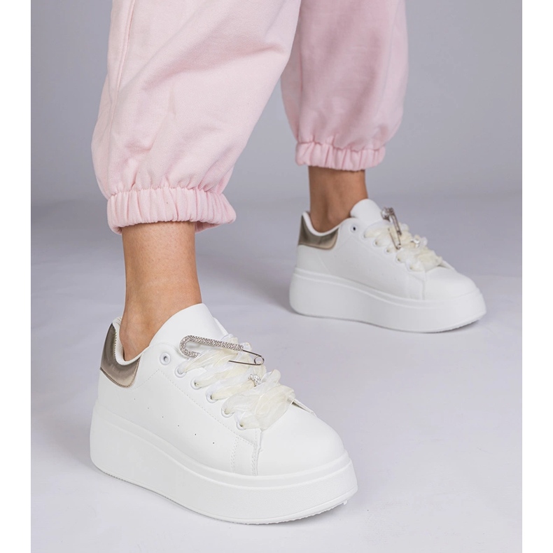 Adidași albi cu o inserție aurii și un știft de zircon 1