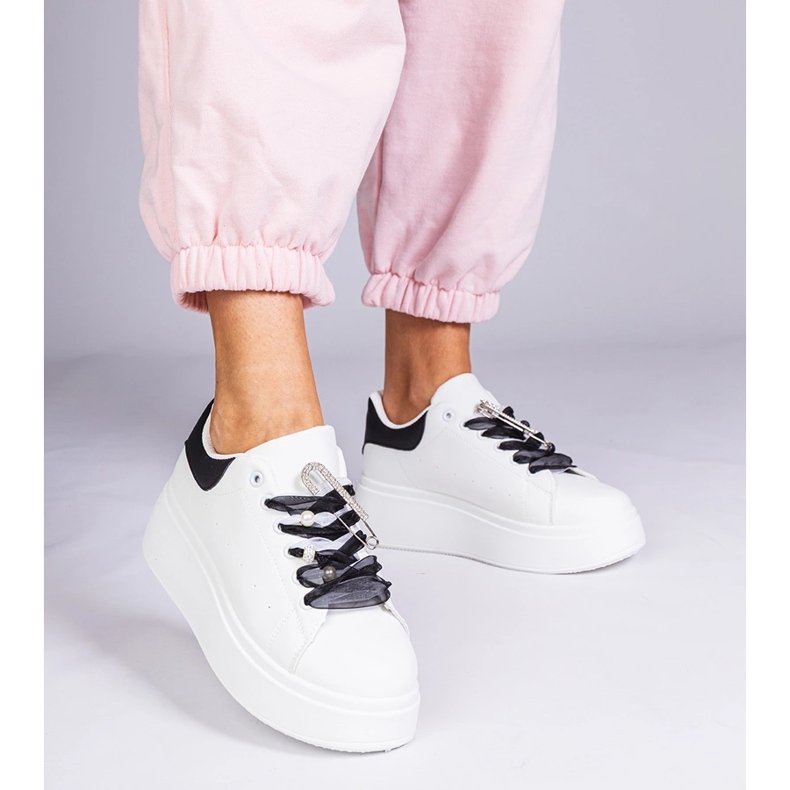 Adidași albi cu o inserție neagră și un știft de zircon 1