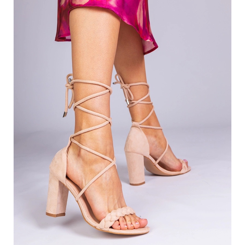 Sandale bej legate pe postare 1