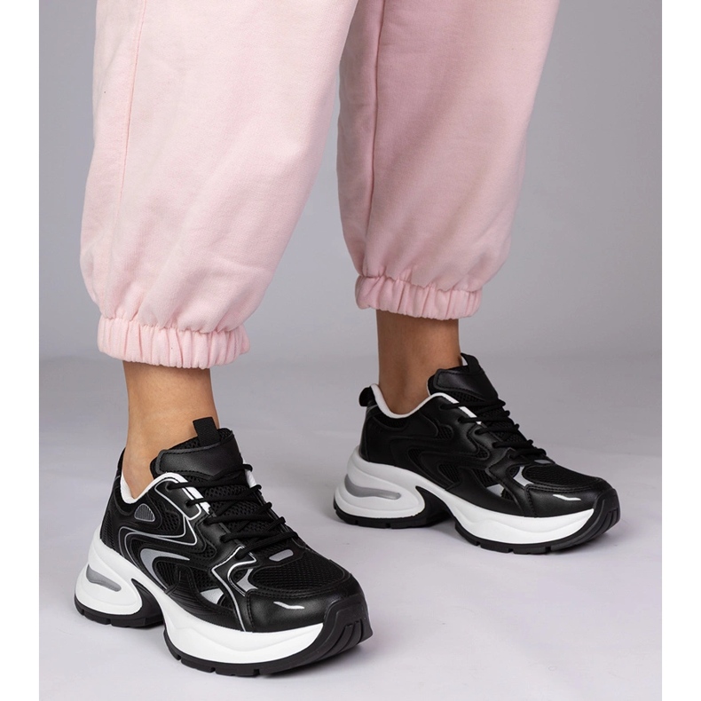 Adidași cu sport negru pe o talpă groasă 1 Adidași cu sport negru pe o talpă groasă 1