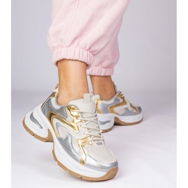 Adidași cu sporturi de aur pe o talpă groasă 1