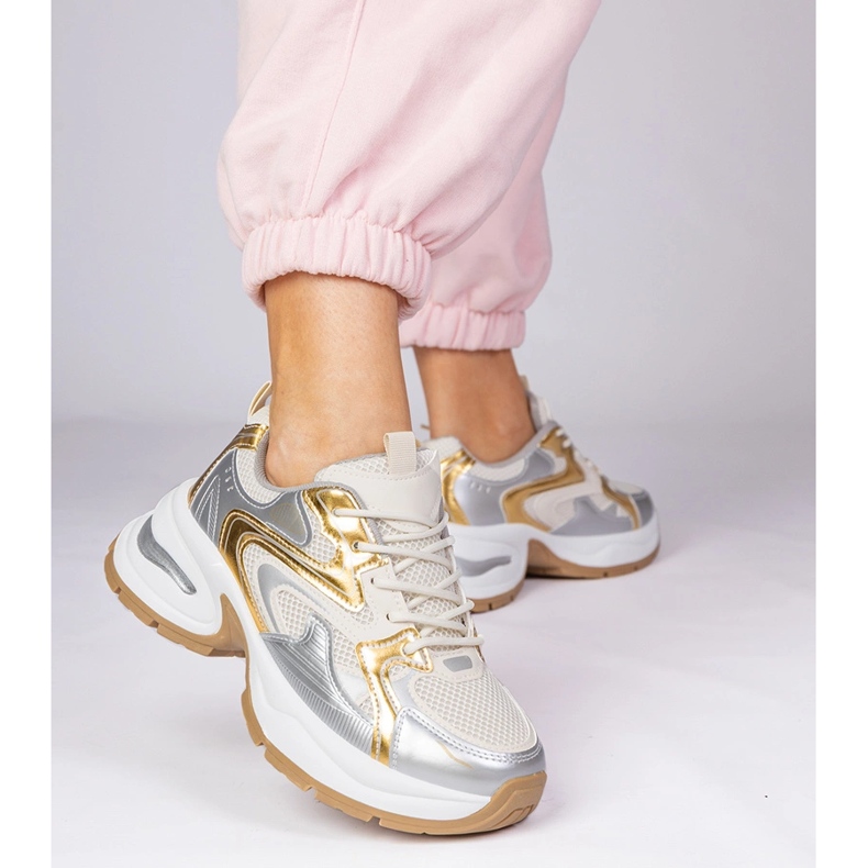 Adidași cu sporturi de aur pe o talpă groasă 1