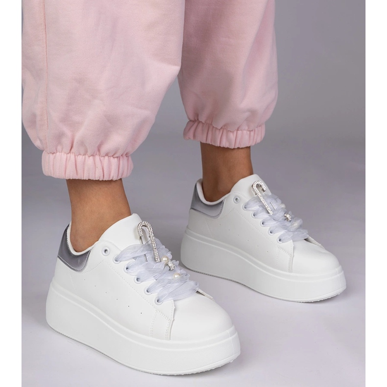 Adidași albi cu o inserție de argint și un știft cu zircoane 1