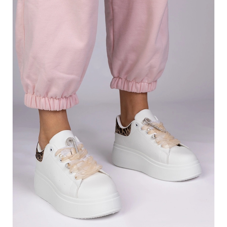 Adidași albi cu o inserție de leopard și un știft de zircon 1