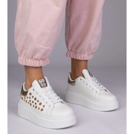 Adidași albi cu o inserție aurii și știfturi 1