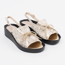 Goodin Sandale cu pană bej ușoară cu o inserție de piele 1 Goodin Sandale cu pană bej ușoară cu o inserție de piele 1