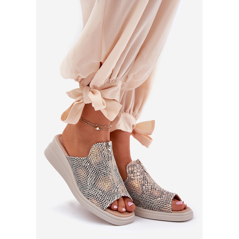 Pâinea femeilor cu pană cu un model de animal castel bej 1 Pâinea femeilor cu pană cu un model de animal castel bej 1