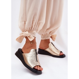 Pâinea femeilor cu o pană cu un castel de aur 2