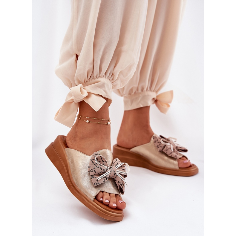 Jezzi Pâinea femeilor pe pană cu un arc de aur 2