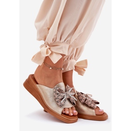 Jezzi Pâinea femeilor pe pană cu un arc de aur 1