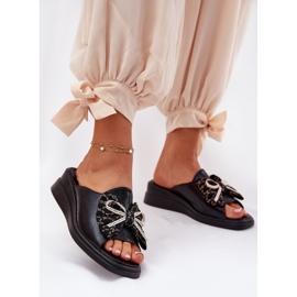 Jezzi Pâinea femeilor pe pană cu un arc negru 2 Jezzi Pâinea femeilor pe pană cu un arc negru 2