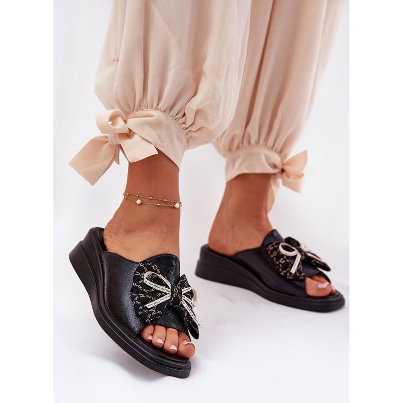 Jezzi Pâinea femeilor pe pană cu un arc negru 2 Jezzi Pâinea femeilor pe pană cu un arc negru 2