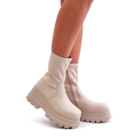 Botine bej deschis pe o platformă masivă 1
