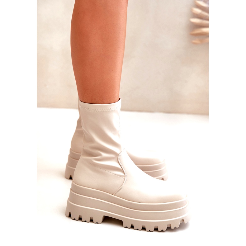 Botine bej deschis pe o platformă masivă 4