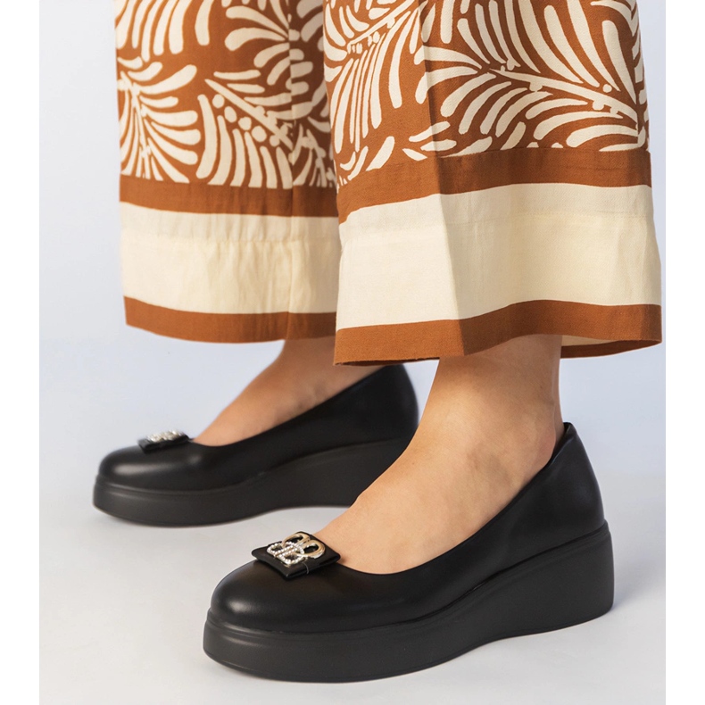 Pantofi negri pe platformă cu un decor de zircon negru 1