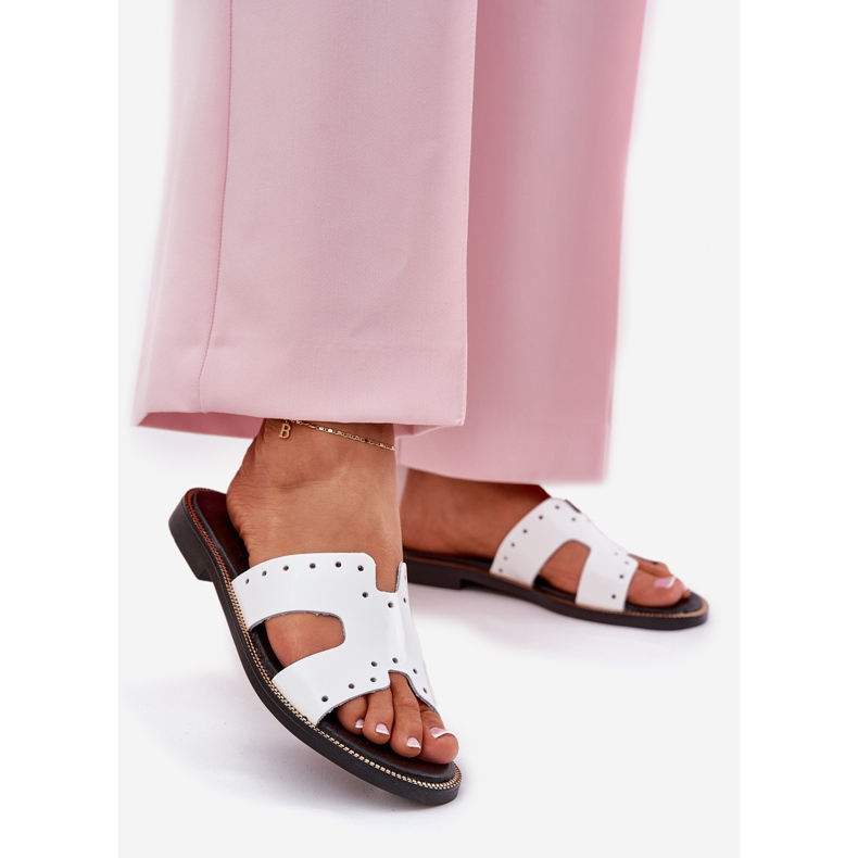 Zazoo 40326 Papuci pentru femei lăcuite cu decupaje decorative albe 1