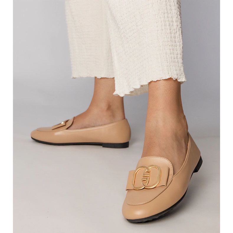 Plăcile cremoase pentru femei cu o decorare de aur cremos 2