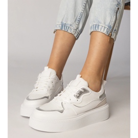 Adidași albi cu o inserție de material 2
