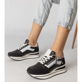 Adidaje de sport negru decorate cu un glisor 1