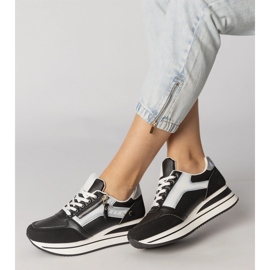 Adidaje de sport negru decorate cu un glisor 2