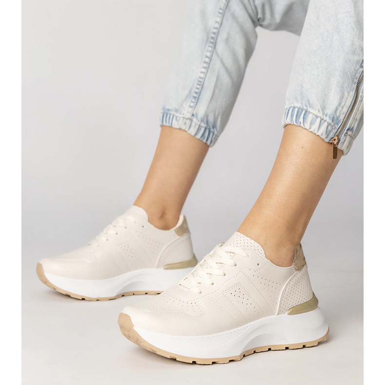 Adidași sportivi bej cu o inserție de aur 1