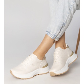 Adidași sportivi bej cu o inserție de aur 2