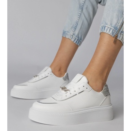 Adidași albi și argintii decorați cu sclipici și zircoane 1 Adidași albi și argintii decorați cu sclipici și zircoane 1