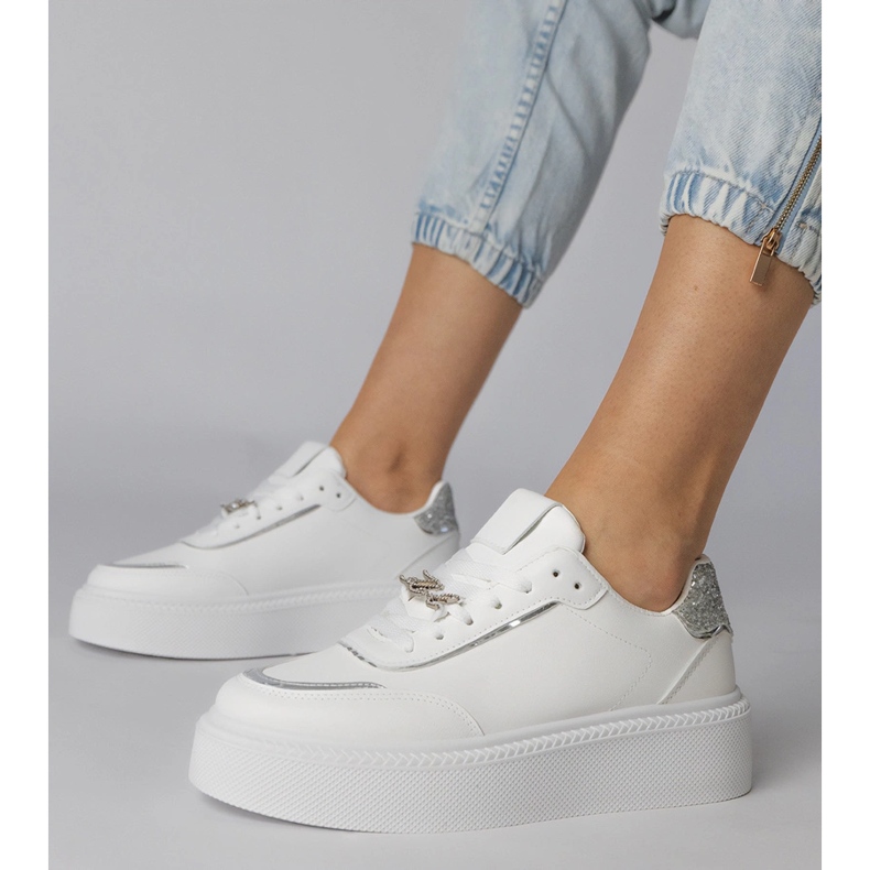 Adidași albi și argintii decorați cu sclipici și zircoane 1 Adidași albi și argintii decorați cu sclipici și zircoane 1