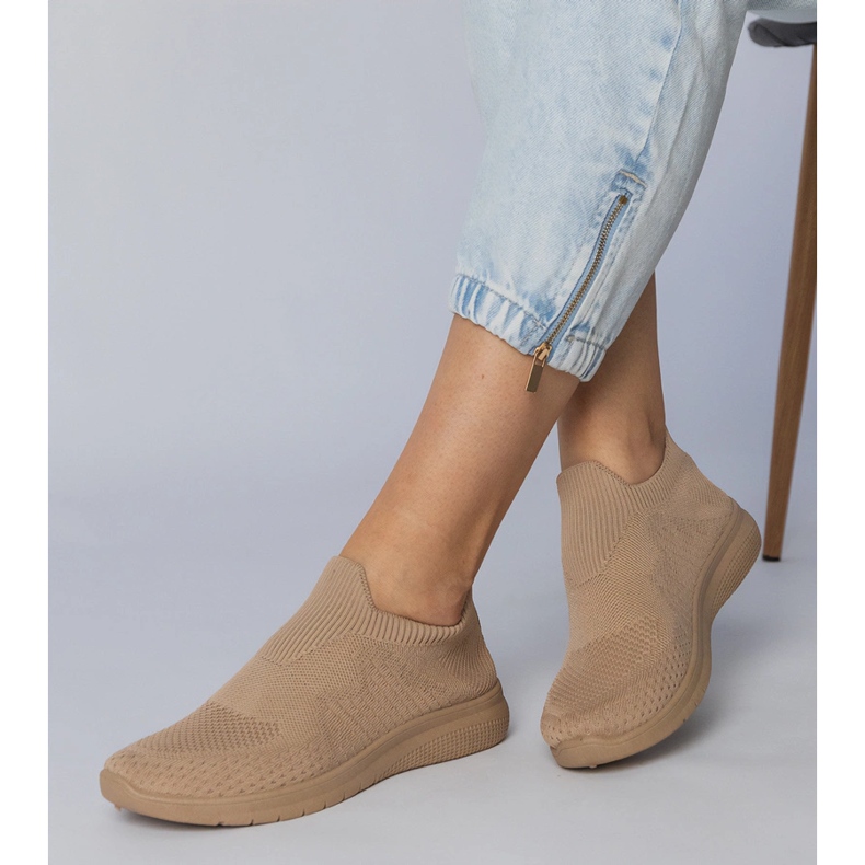 Adidași sportivi bej cu un superior de șosetă 2 Adidași sportivi bej cu un superior de șosetă 2