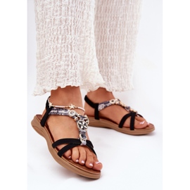 Sandale pentru femei plate cu Artiker 54C1334 Decorațiuni negre negru 2 Sandale pentru femei plate cu Artiker 54C1334 Decorațiuni negre negru 2