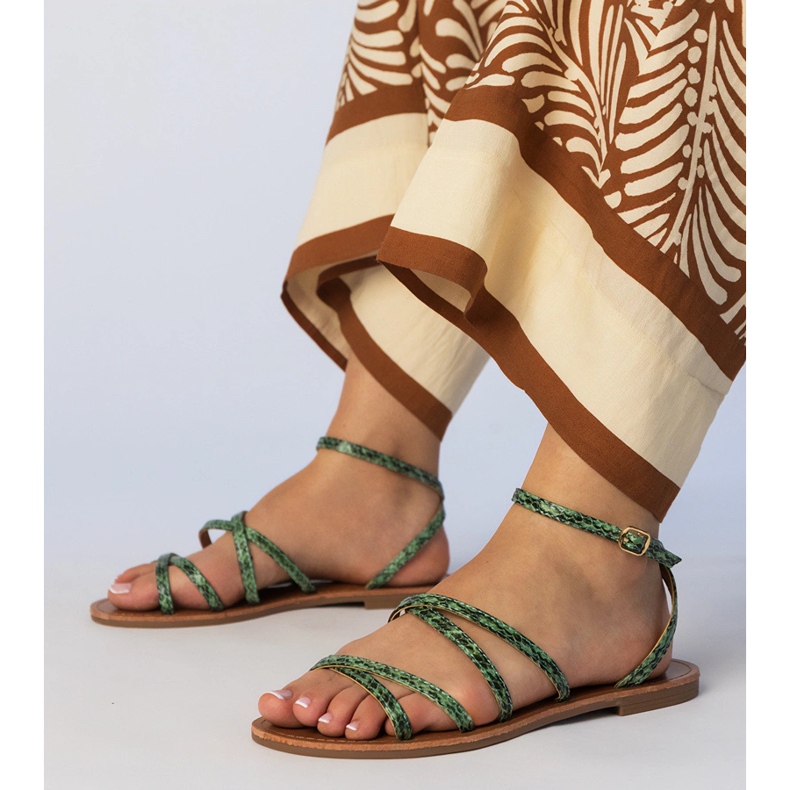 Sandale verzi pe o talpă plată verde 1