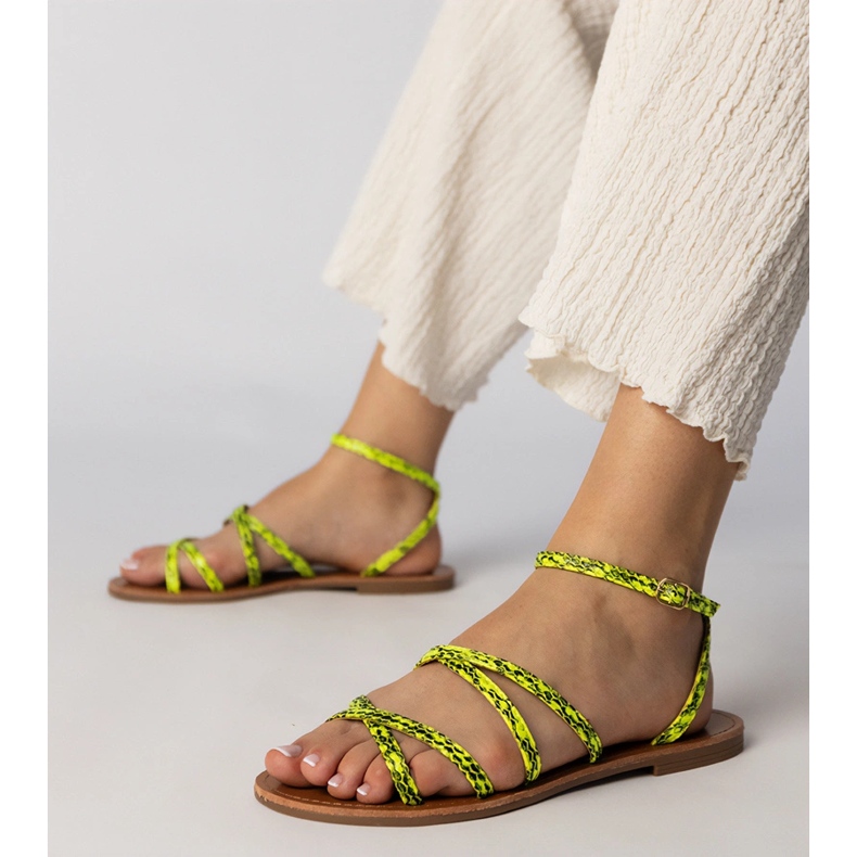 Sandale galbene pe o talpă plată 1