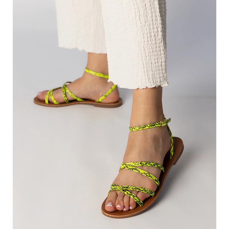 Sandale galbene pe o talpă plată 2