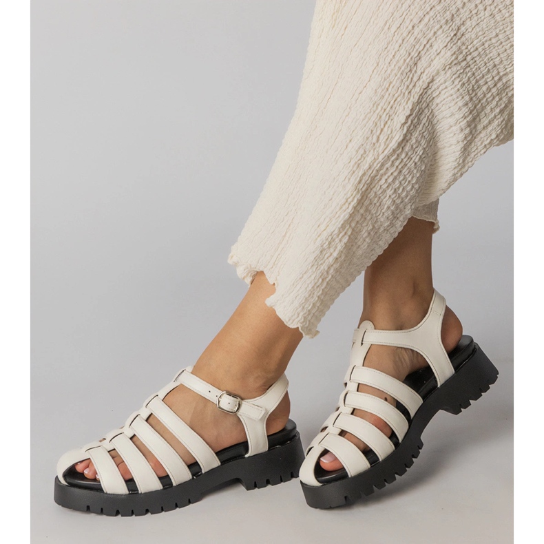 Sandale albe pe platformă cu o linie de deget 2
