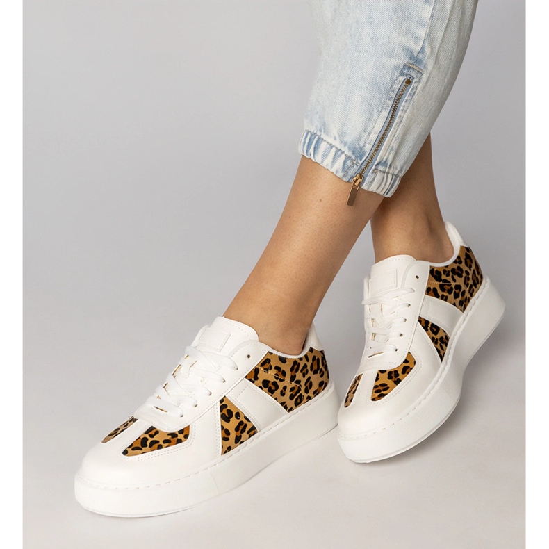 Adidași pentru femei albi 2