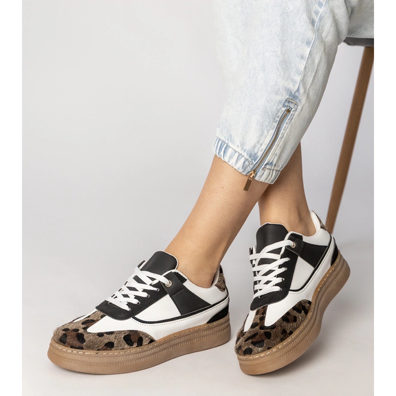 Adidași alb -negru cu accesoriu leopard 1