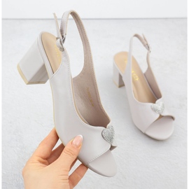 Sandale pentru femei pe post cu o inimă decorativă gri Vinceza 20262 1