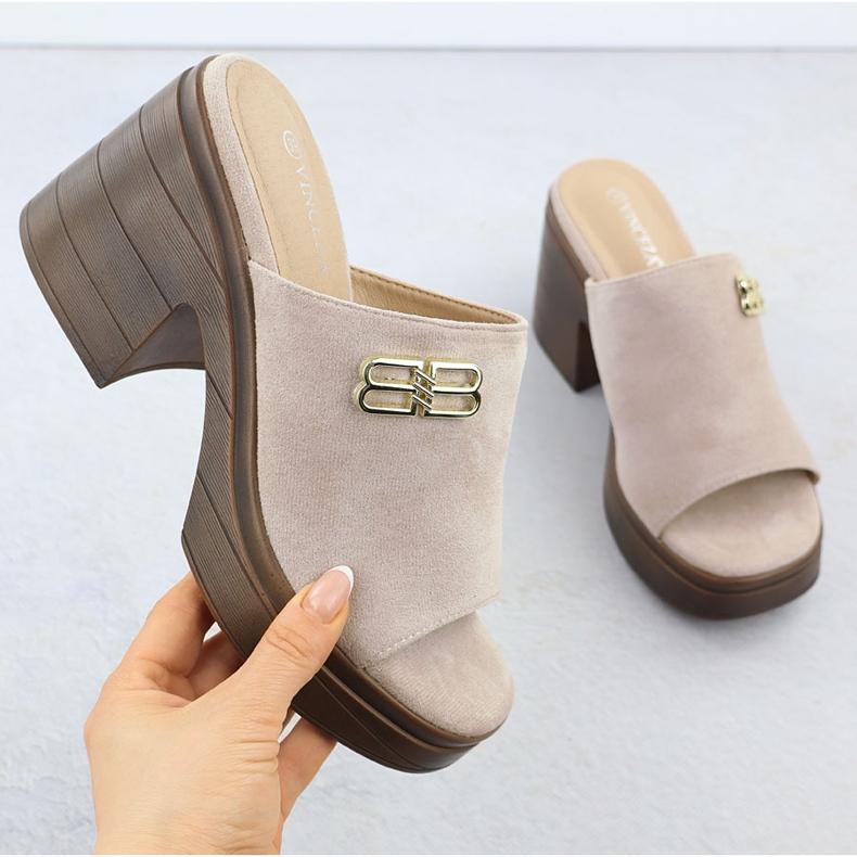 Papuci pentru femei pe pilonul bej Vinceza 17400 1