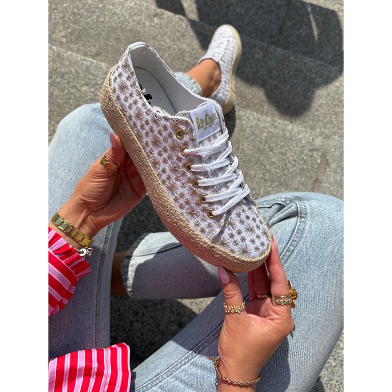 Au patrat adidașii de femei pe platformă cu Lee Cooper LCW-25-08-3648L alb și aur 1