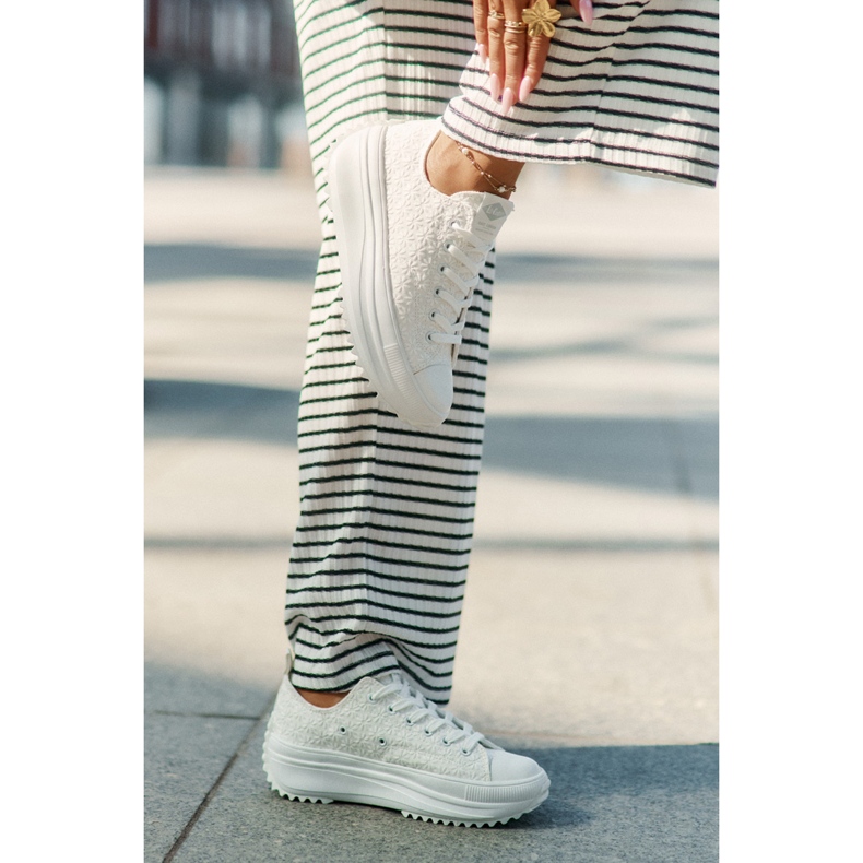Adidașii pentru femei cu broderie pe platforma Lee Cooper LCW-25-31-3465L White alb 2