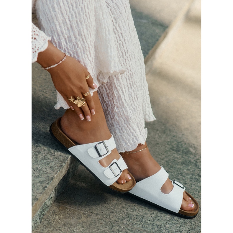 Evento Papuci pentru femei pe o platformă de plută cu catarame albe 2