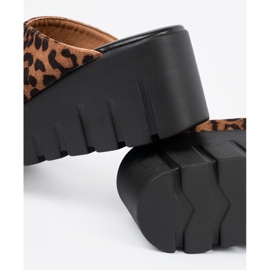 Seastar Flip -uri de piele de căprioară pentru femei cu pană de leopard maro 1 Seastar Flip -uri de piele de căprioară pentru femei cu pană de leopard maro 1