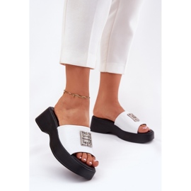 Flip -flops din piele feminină cu un alb Vinceza 79526 2